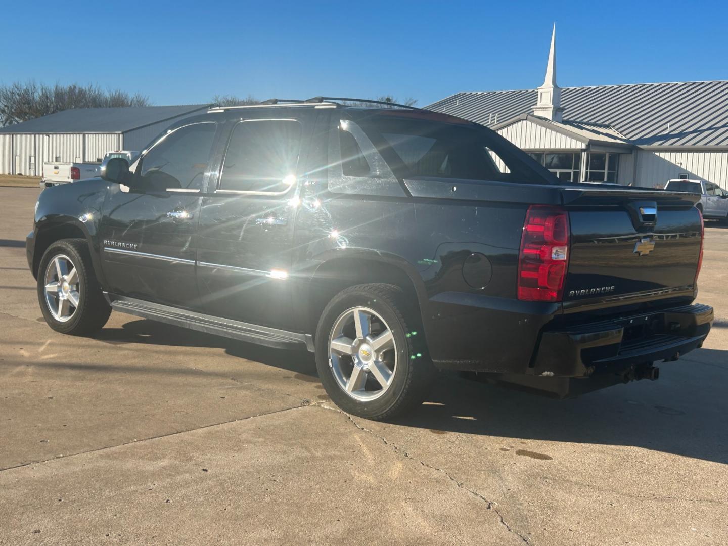 2012 BLACK /BLACK Chevrolet Avalanche LTZ (3GNTKGE75CG) with an 5.3L V8 OHV 16V FFV engine, AUTOMATIC transmission, located at 17760 Hwy 62, Morris, OK, 74445, (918) 733-4887, 35.609104, -95.877060 - 2012 CHEVROLET AVALANCHE LTZ HAS A 5.3L V8 ENGINE AND IS 4WD. THIS TRUCK IS BI-FUEL WHICH RUNS ON BOTH CNG(COMPRESSED NATURAL GAS) OR GASOLINE, IT FEATURES KEYLESS ENTRY REMOTE, REMOTE START, POWER LOCKS, POWER WINDOWS, POWER SEATS, POWER MIRRORS, POWER ADJUSTABLE FOOT PEDAL, AM/FM STEREO, CD PLAYER - Photo#6